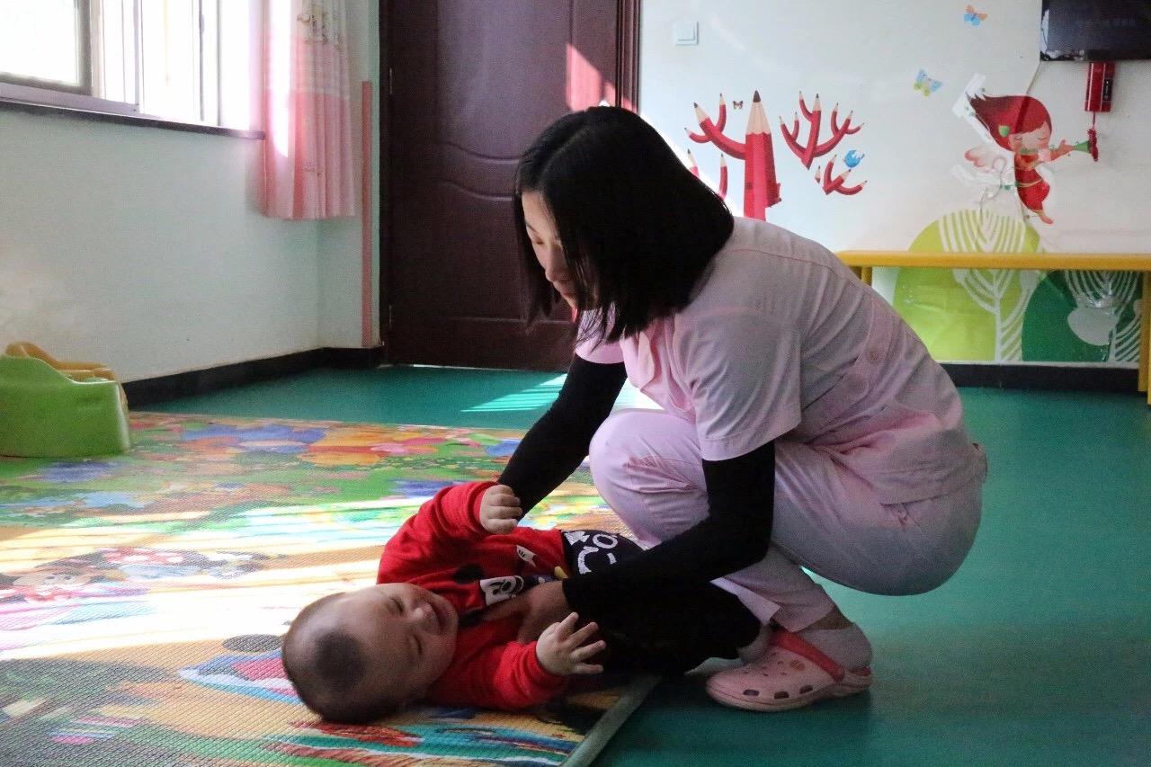 以愛(ài)之名，90后女孩重回福利院