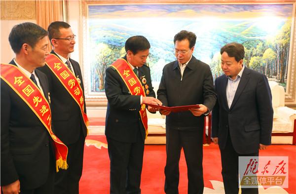 慶陽市3名全國勞動模范和先進工作者載譽歸來！贠建民盧小亨親切會見