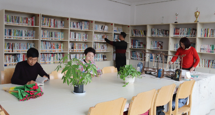 居民在社區(qū)城市書吧看書、繪畫。  通訊員  郭芳  攝  