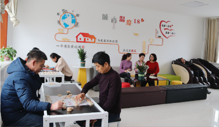 市民在東大街社區(qū)陽光客廳休閑娛樂。  通訊員  郭芳  攝  
