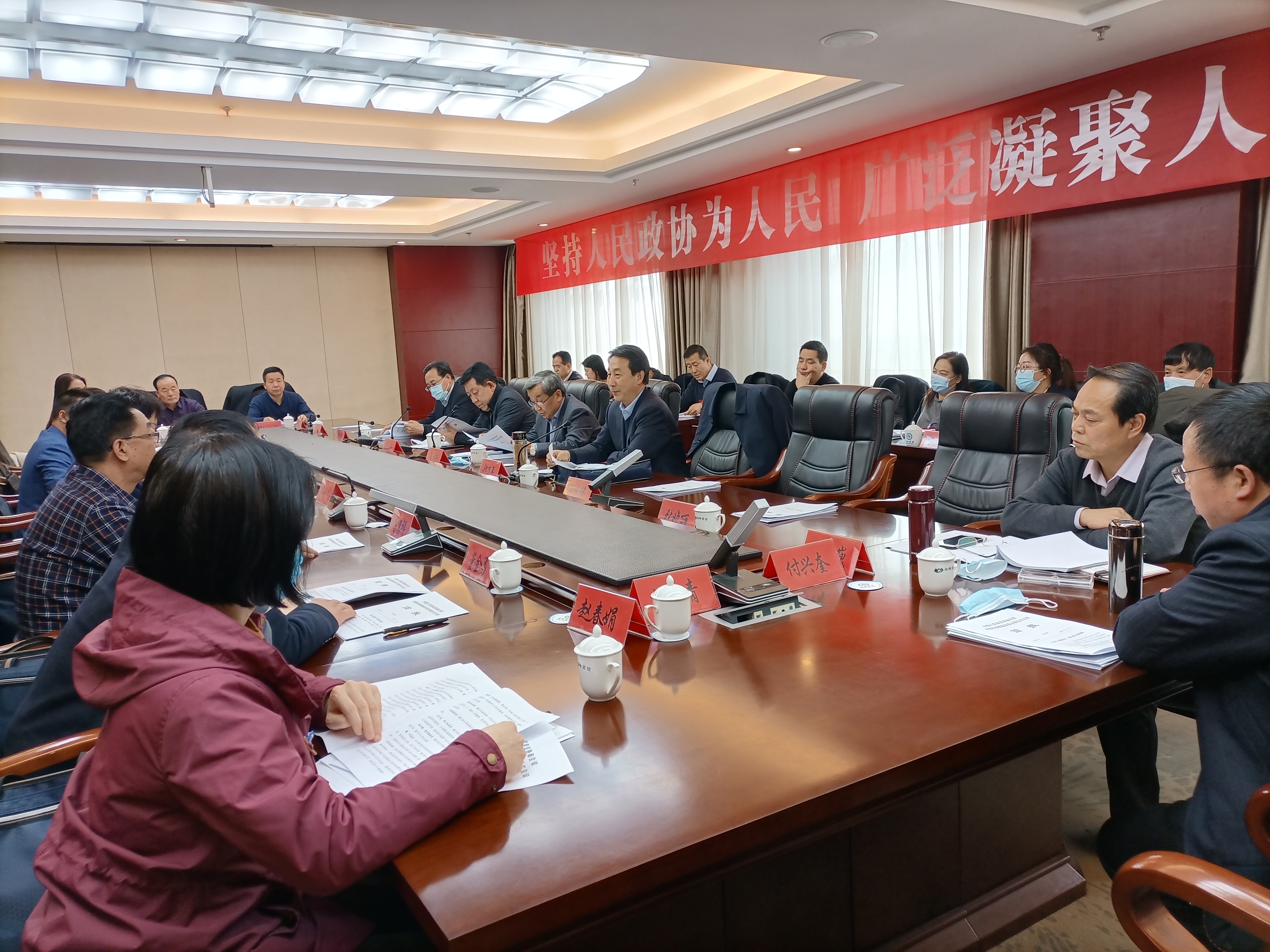 市政協(xié)委員繼續(xù)分組討論市委書記講話和相關(guān)報(bào)告。