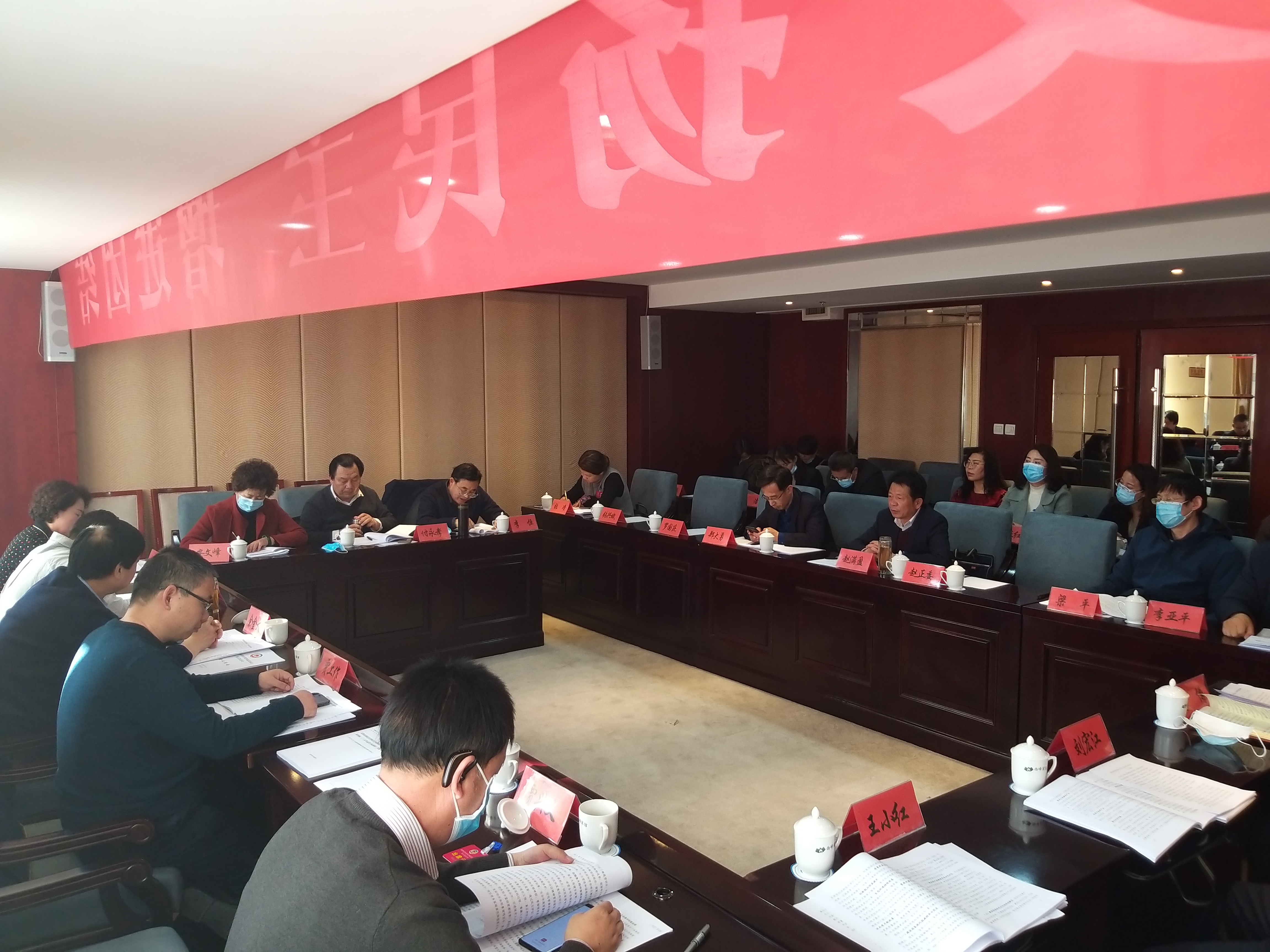 市政協(xié)委員繼續(xù)分組討論市委書記講話和相關(guān)報(bào)告。