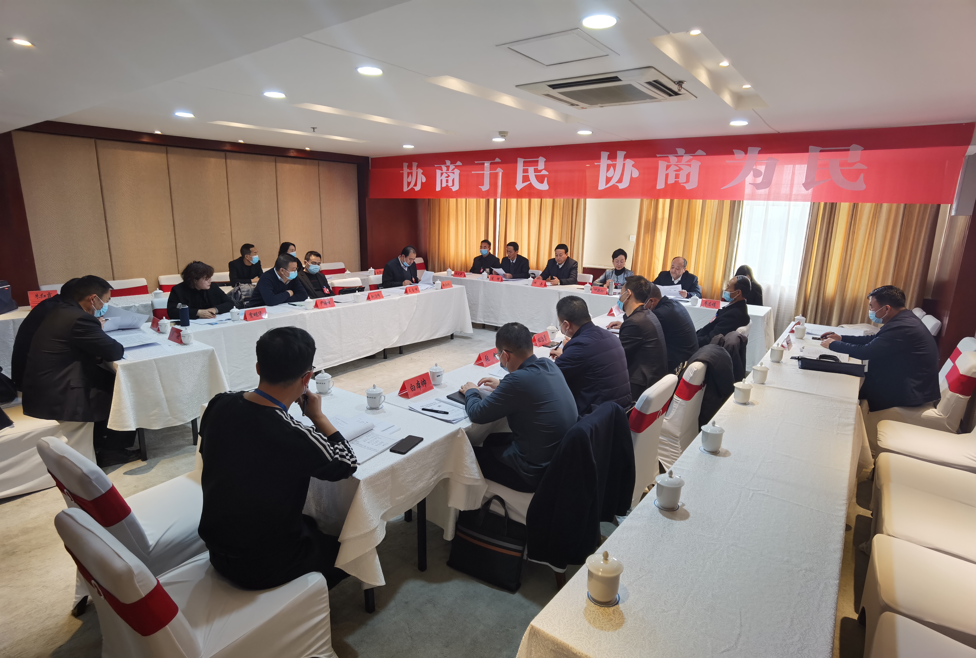 市政協(xié)委員繼續(xù)分組討論市委書記講話和相關(guān)報(bào)告。