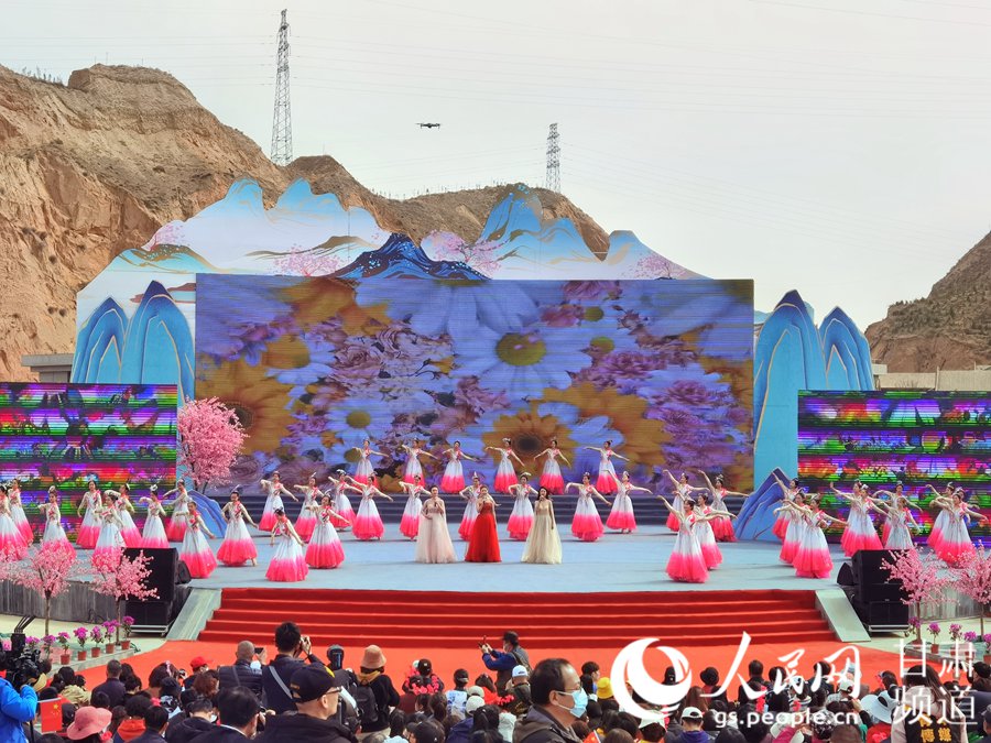 第38屆蘭州桃花旅游節(jié)開幕式上的舞蹈表演。 人民網(wǎng) 高翔攝