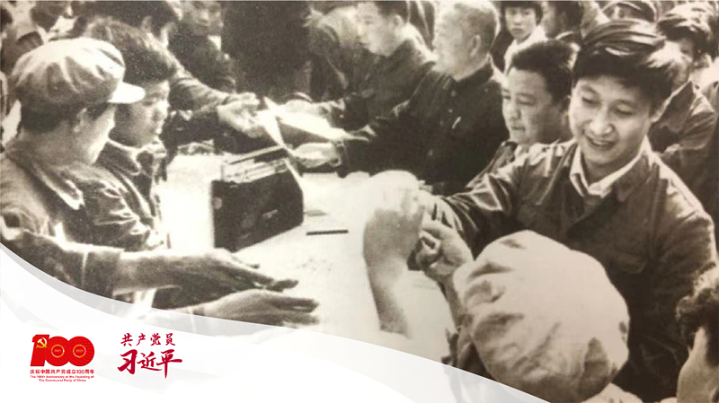 習(xí)近平帶領(lǐng)縣委工作人員在正定接頭發(fā)放《民意調(diào)查表》。 （圖片來源于《習(xí)近平在正定》）