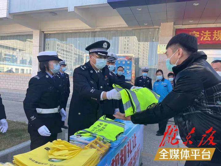 2021年慶陽市暨西峰區(qū)第十個(gè)“全國(guó)交通安全日”群眾性主題活動(dòng)啟動(dòng)儀式舉行