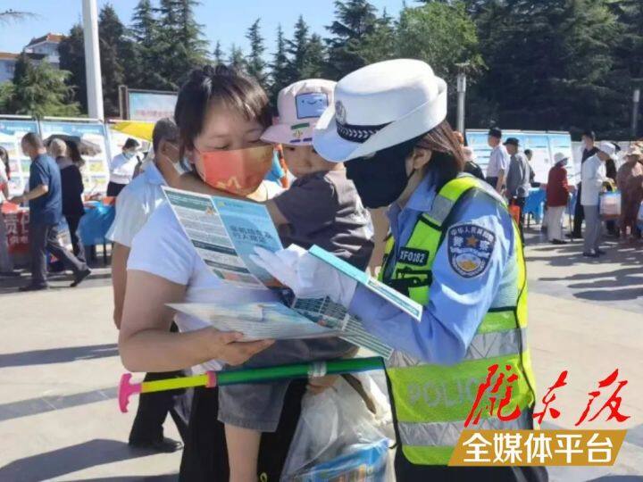 【創(chuàng)建全國(guó)文明城市·我們?cè)谛袆?dòng)】西峰公安交警強(qiáng)化“一老一小”宣傳，筑牢交通安全防線