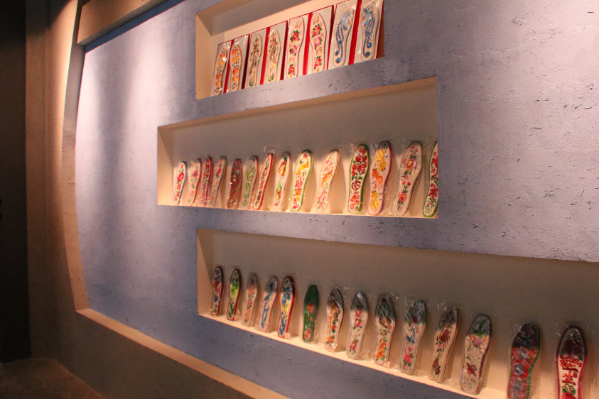 莊子峁生態(tài)農(nóng)莊農(nóng)耕文化展示廳內(nèi)展示的手工刺繡鞋墊。
