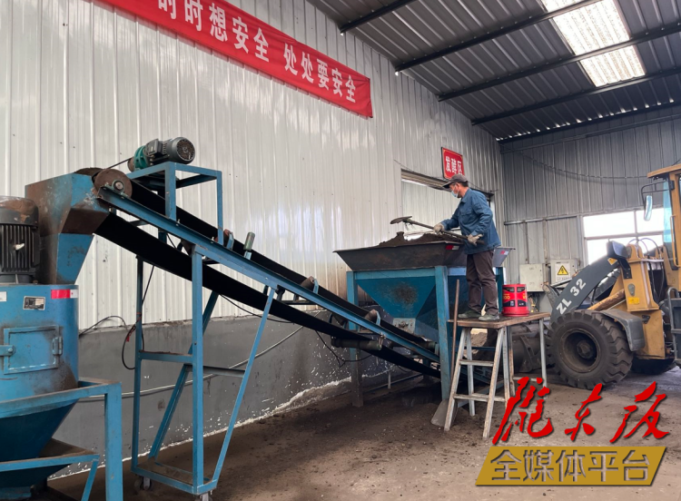 合水縣充分利用當(dāng)?shù)匦笄菁S便及秸稈回收的有機(jī)肥料“變廢為肥”。本報記者 劉萍凝 攝