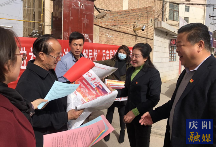 慶陽市司法局在合水縣老城鎮(zhèn)開展送法下鄉(xiāng)活動。