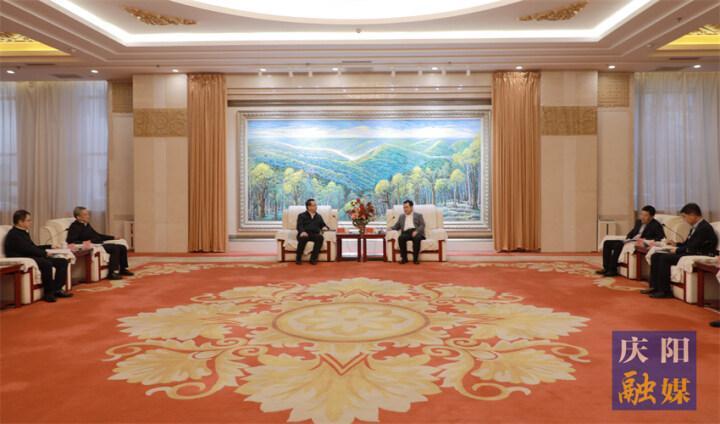 黃澤元與長慶油田分公司執(zhí)行董事、黨委書記李戰(zhàn)明和總經(jīng)理、黨委副書記余浩杰一行座談