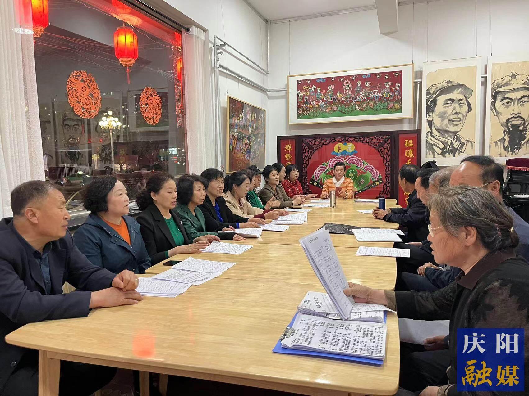 華池縣文化館民歌合唱團(tuán)的成員在練習(xí)隴東民歌。