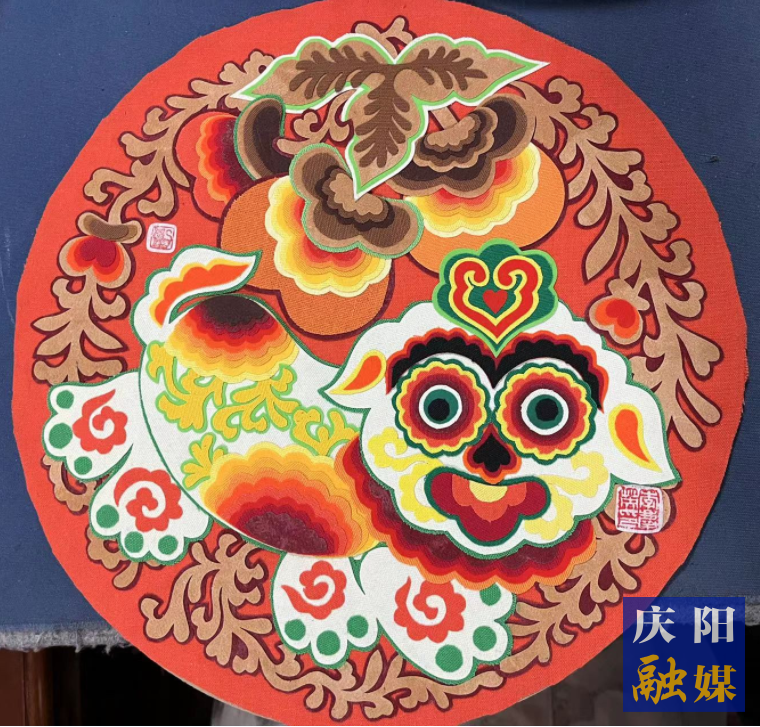 李慶英創(chuàng)作的布貼畫作品。
