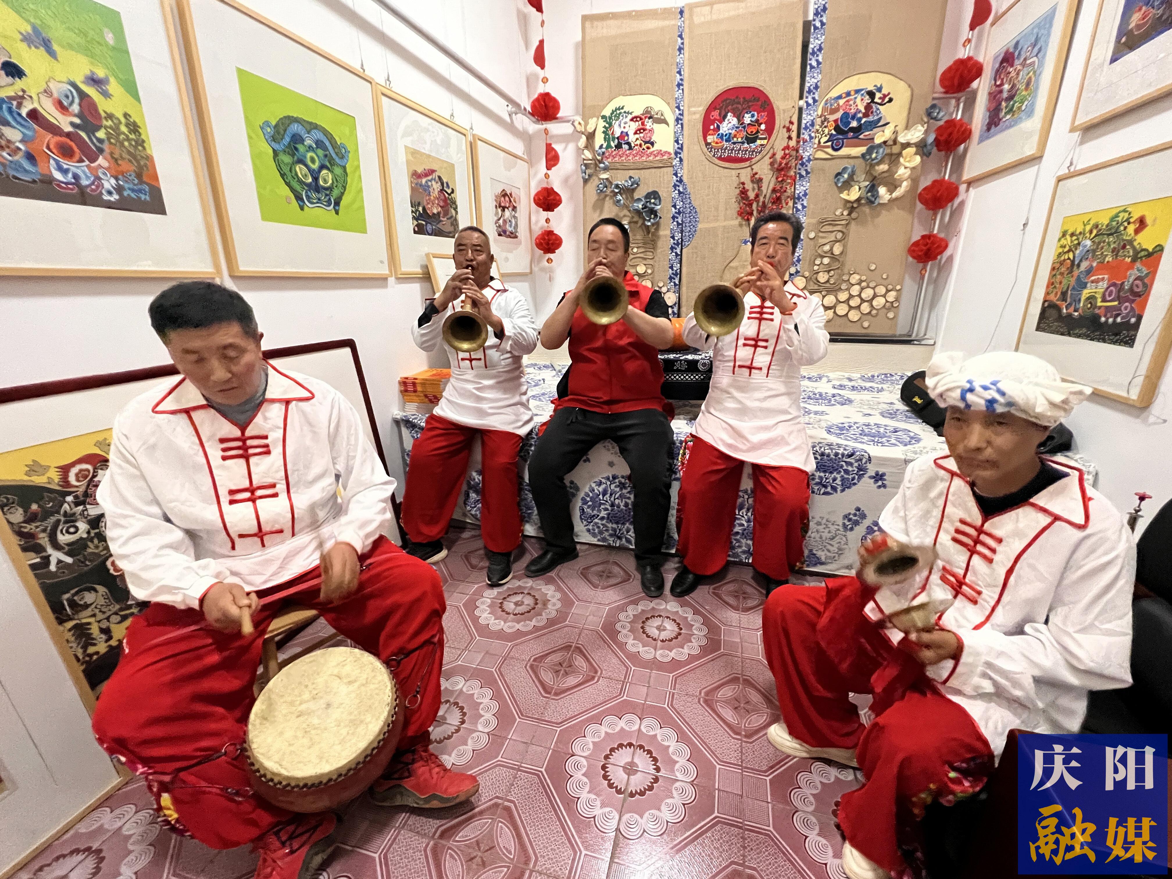高小兵（左三）和同伴在練習(xí)吹嗩吶。