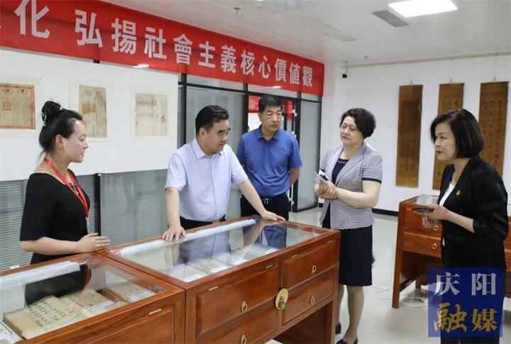 黃澤元在市圖書館調(diào)研時(shí)強(qiáng)調(diào) 為廣大讀者創(chuàng)造更溫馨更便捷的閱讀環(huán)境 讓崇尚閱讀熱愛(ài)閱讀在慶陽(yáng)大地蔚然成風(fēng)