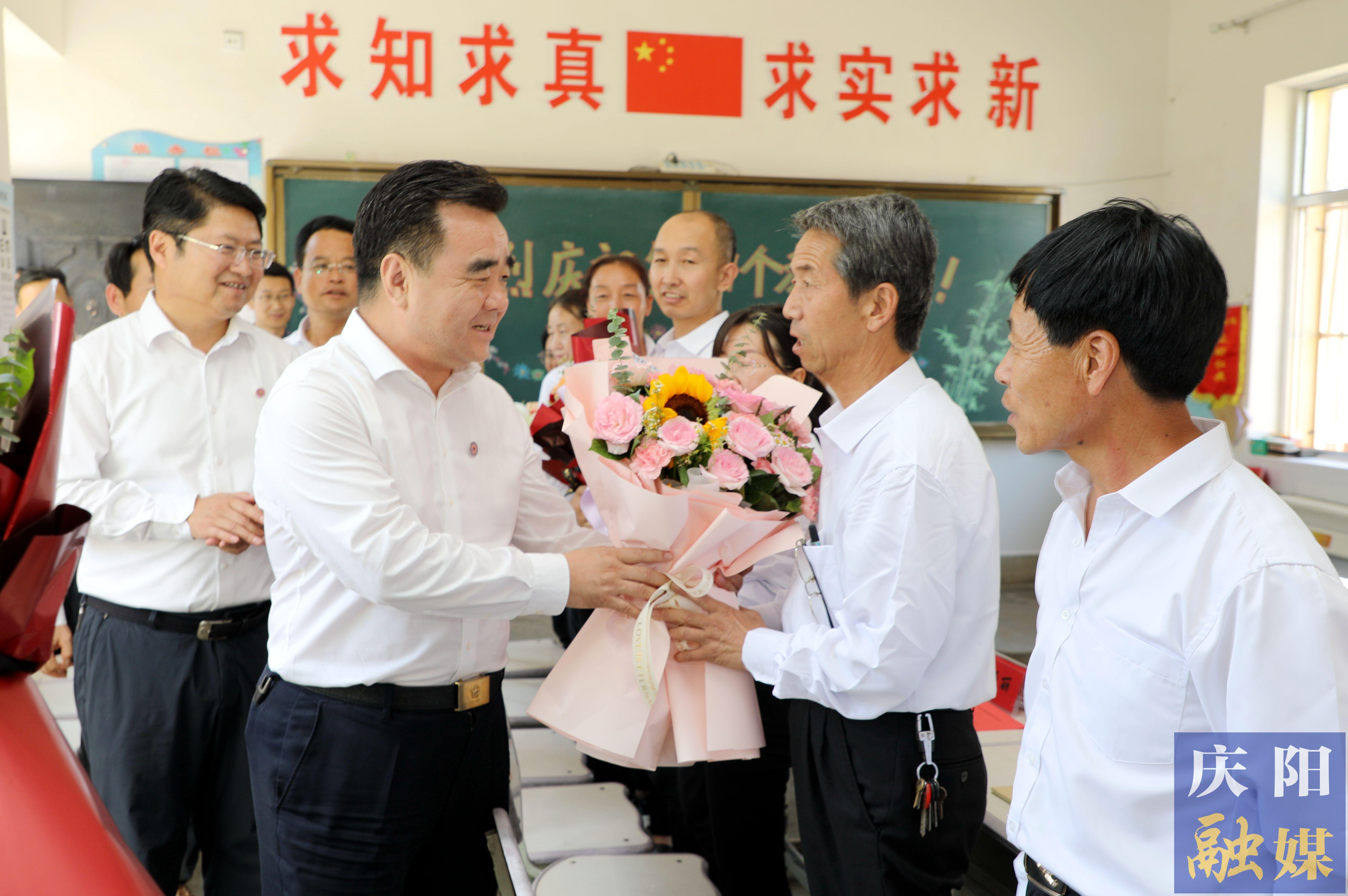 黃澤元在鎮(zhèn)原縣屯字鎮(zhèn)田嶺小學(xué)走訪慰問一線教師 勉勵大家擔(dān)當(dāng)教育使命，當(dāng)好美麗園丁，引領(lǐng)鄉(xiāng)村文化，努力培養(yǎng)德智體美勞全面發(fā)展的社會主義建設(shè)者和接班人