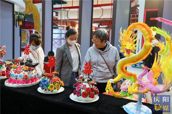 【攝影報(bào)道】先睹為快！香包節(jié)展銷產(chǎn)品豐富多彩琳瑯滿目