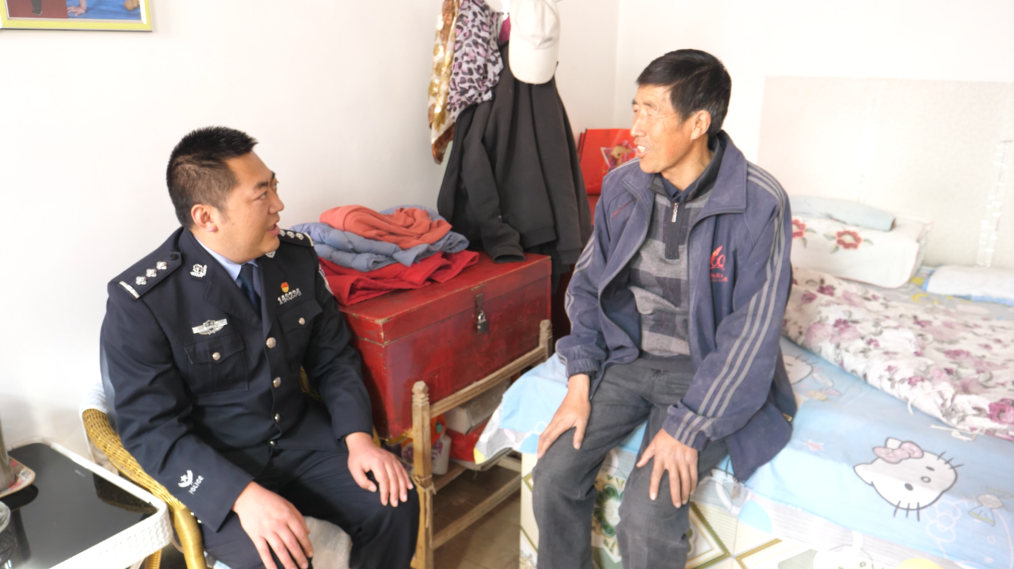 還清30元欠款！寧縣公安助92歲平?jīng)隼先送瓿?0年心愿