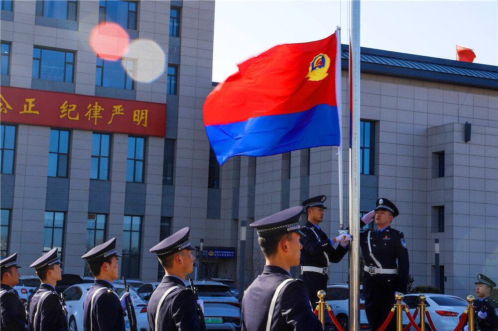 【攝影報道】慶陽市公安局西峰分局舉行升警旗儀式，慶祝第四個中國人民警察節(jié)