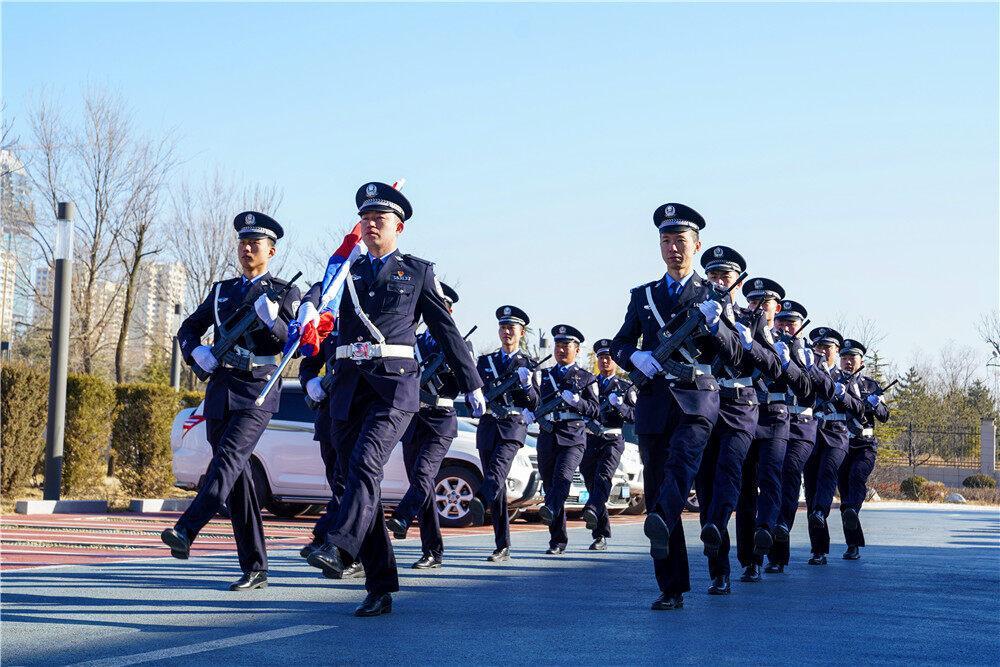 【攝影報道】慶陽市公安局西峰分局舉行升警旗儀式，慶祝第四個中國人民警察節(jié)