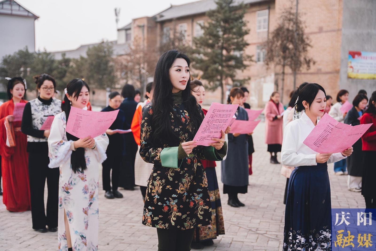 【攝影報(bào)道】春日有約不負(fù)芬芳 ——市委宣傳部、市委統(tǒng)戰(zhàn)部、市融媒體中心女職工攜手共慶“三八”國際勞動(dòng)?jì)D女節(jié)