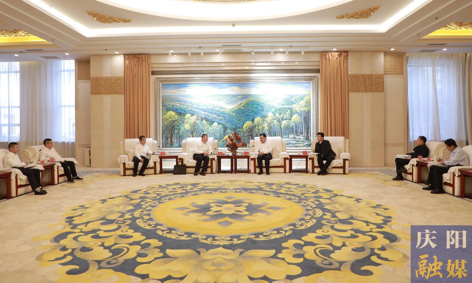 黃澤元與玉門油田分公司執(zhí)行董事、黨委書記來進(jìn)和一行座談