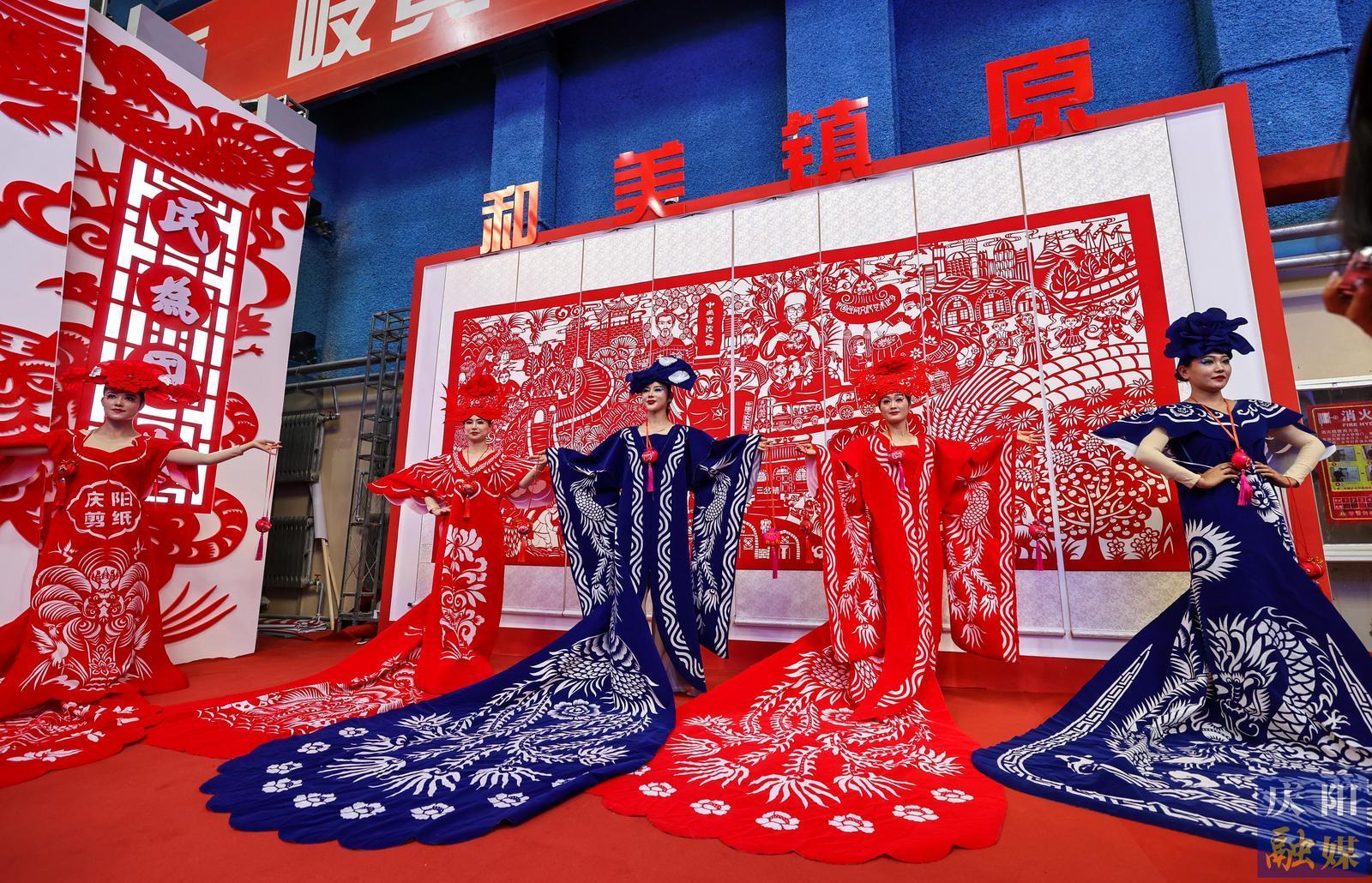 【攝影報道】香包、刺繡、剪紙……慶陽民俗文化精品展區(qū)中哪些展品驚艷到你