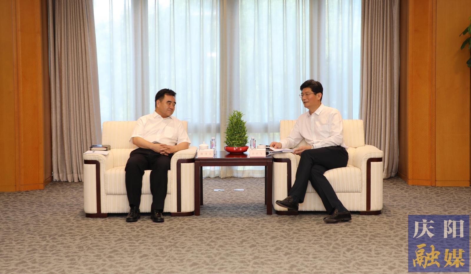 黃澤元在京與龍?jiān)措娏瘓F(tuán)黨委書記、董事長宮宇飛座談