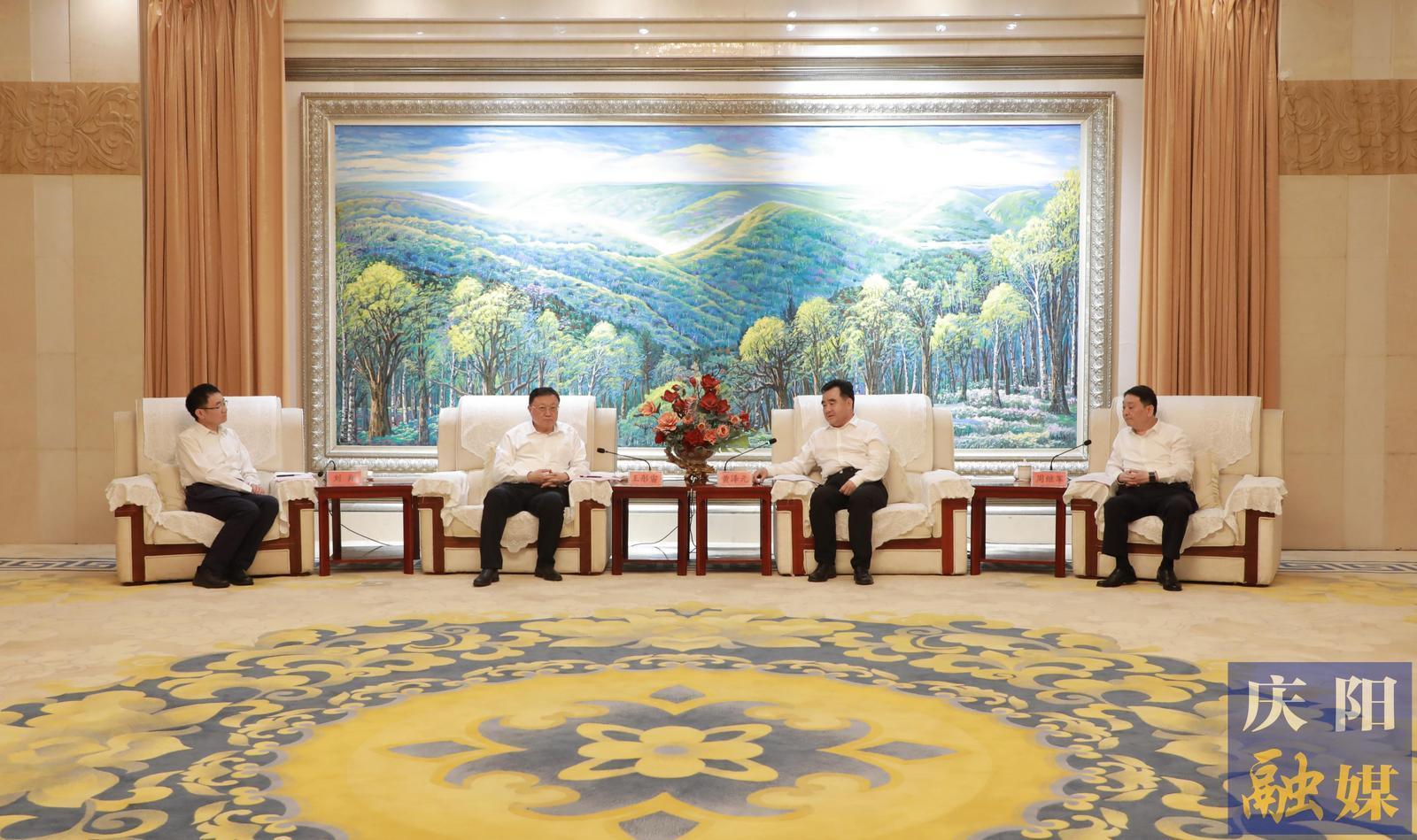 黃澤元周繼軍與中國交通建設(shè)集團(tuán)有限公司黨委書記、董事長王彤宙一行座談