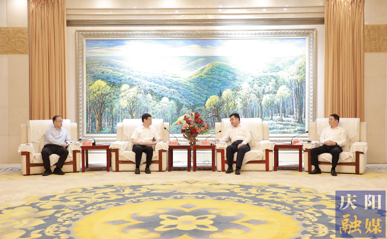 黃澤元與華電煤業(yè)集團(tuán)黨委書記、董事長杜將武一行座談