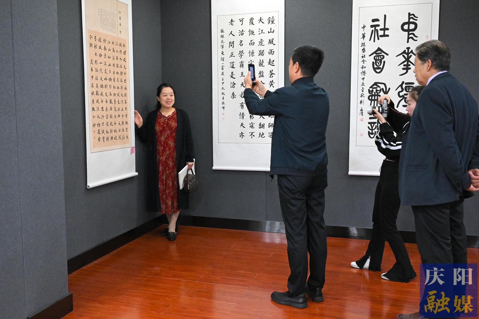 【攝影報道】“雅風頌盛世 翰墨迎華誕”慶陽市老年書畫攝影作品展開展