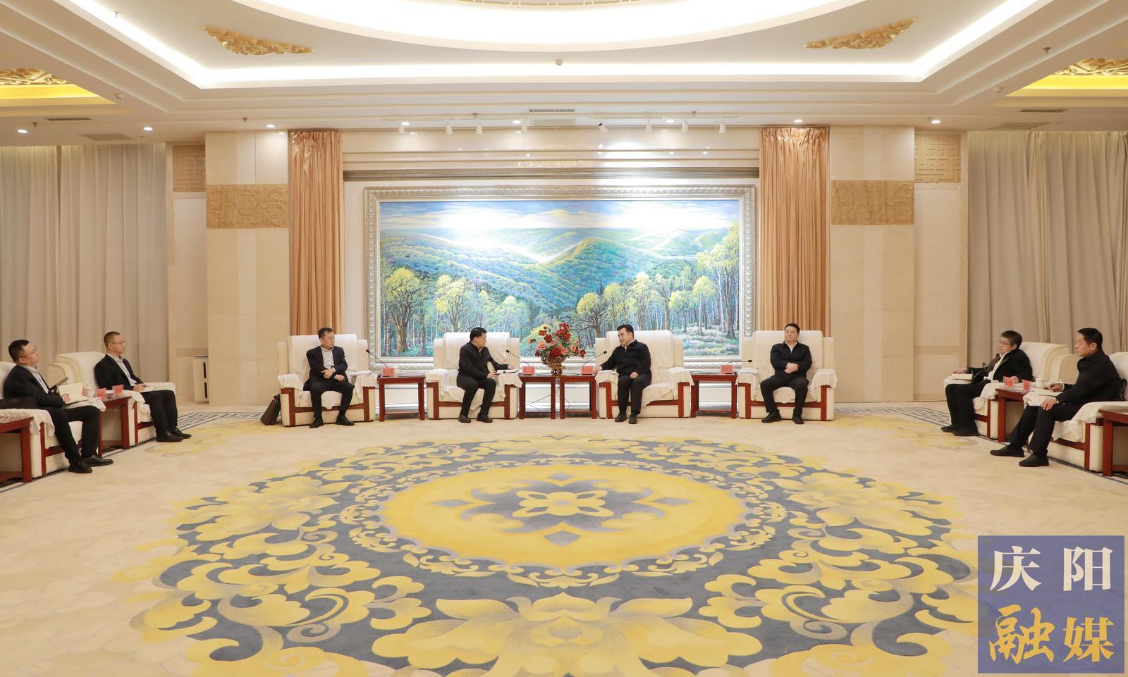 黃澤元周繼軍與中國農(nóng)業(yè)銀行甘肅省分行黨委書記、行長吳崗一行座談