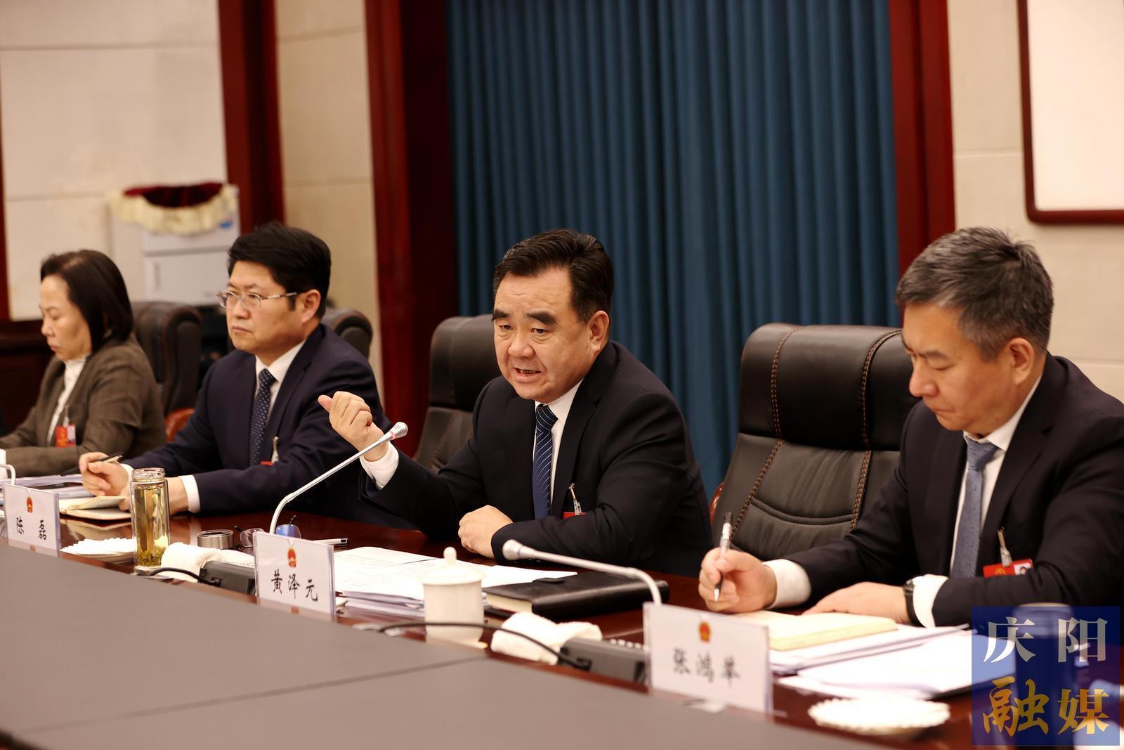 黃澤元在參加鎮(zhèn)原縣代表團審議時強調 以產業(yè)發(fā)展為縣域經(jīng)濟蓄勢賦能 以一域發(fā)展為全市大局多作貢獻