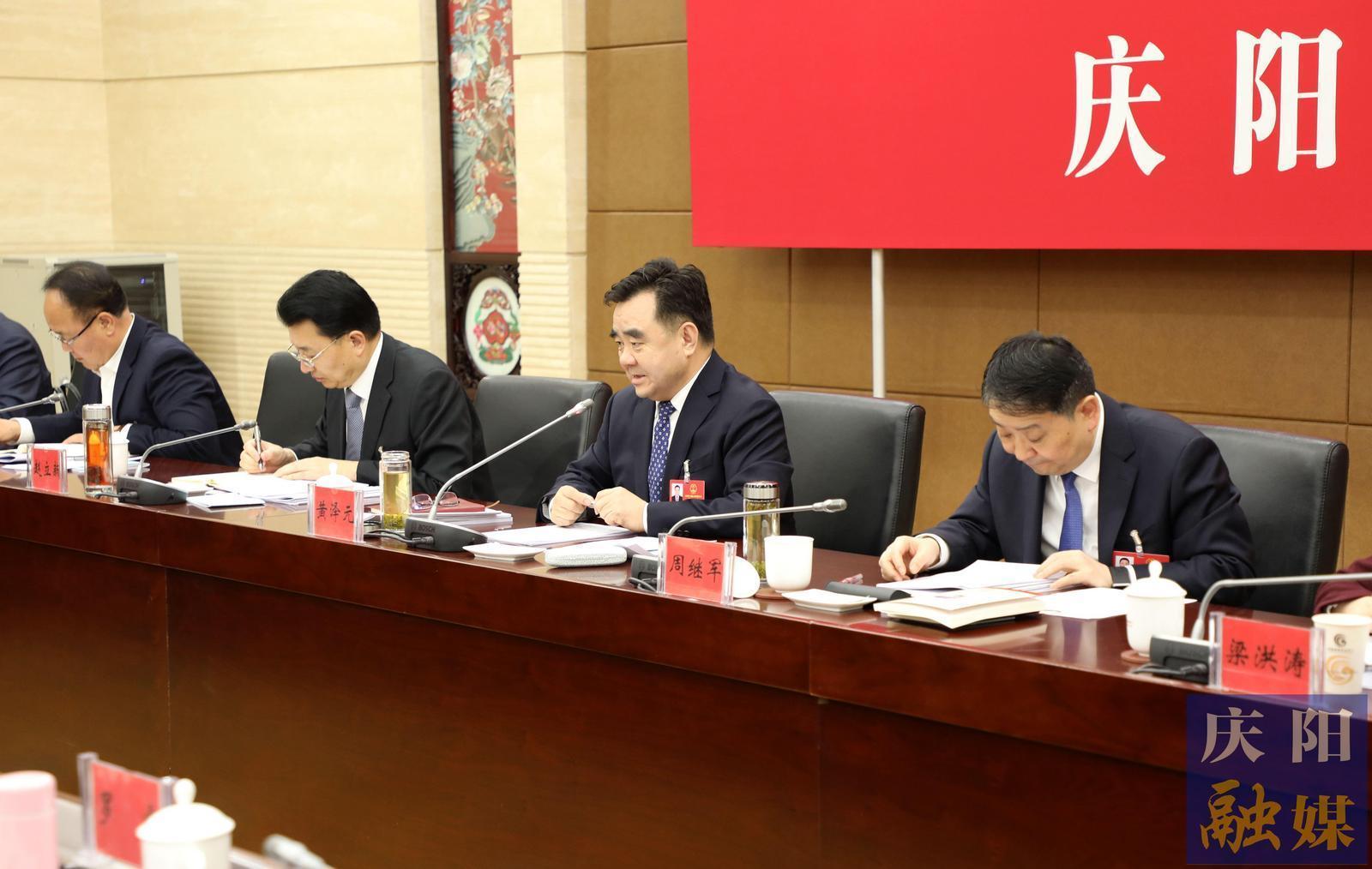 黃澤元在審議省政府工作報(bào)告時(shí)說 以實(shí)干實(shí)績(jī)奮力推動(dòng)革命老區(qū)高質(zhì)量發(fā)展 以慶陽(yáng)一域之進(jìn)為全省發(fā)展大局多作貢獻(xiàn)