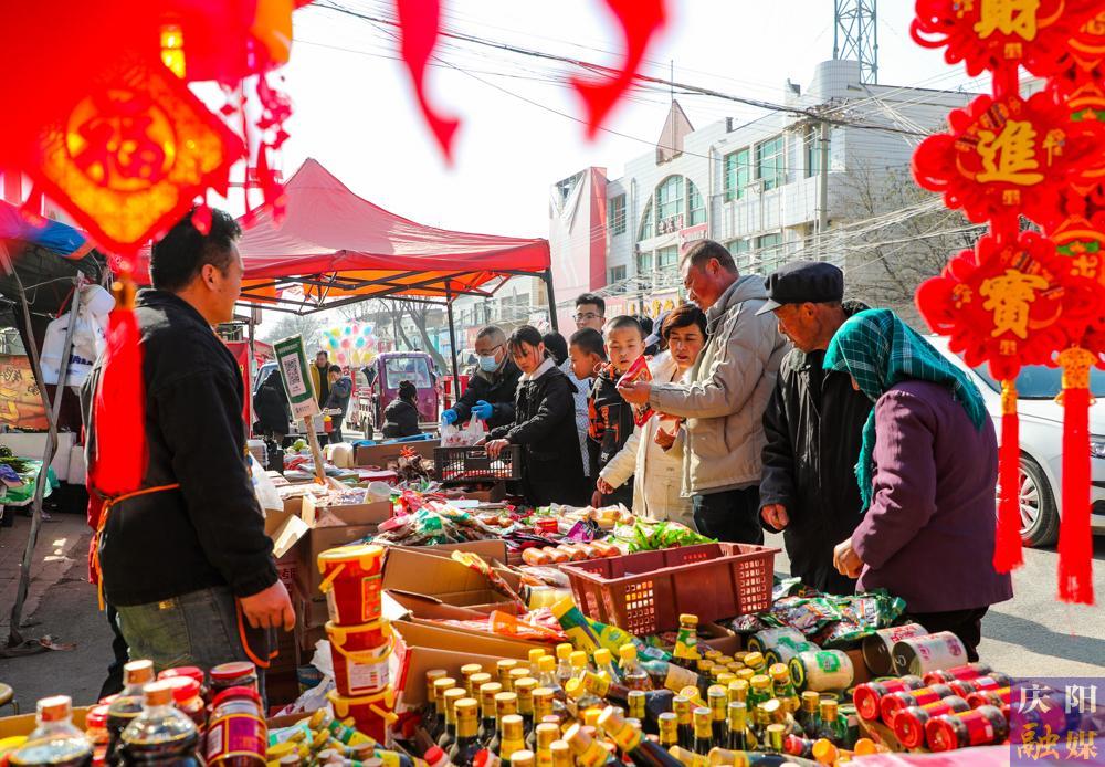 【慶陽(yáng)年味·攝影報(bào)道】趕大集備年貨，煙火氣里年味兒濃