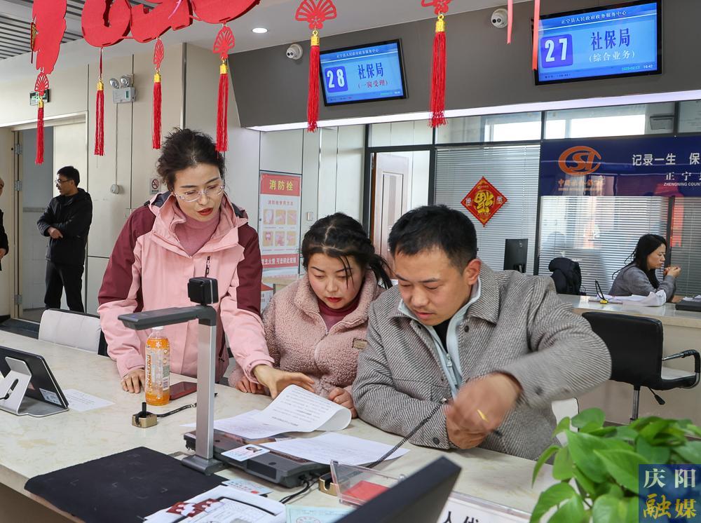 【攝影報(bào)道】正寧縣“小寧幫辦”：政務(wù)服務(wù)新亮點(diǎn)，提升群眾滿意度