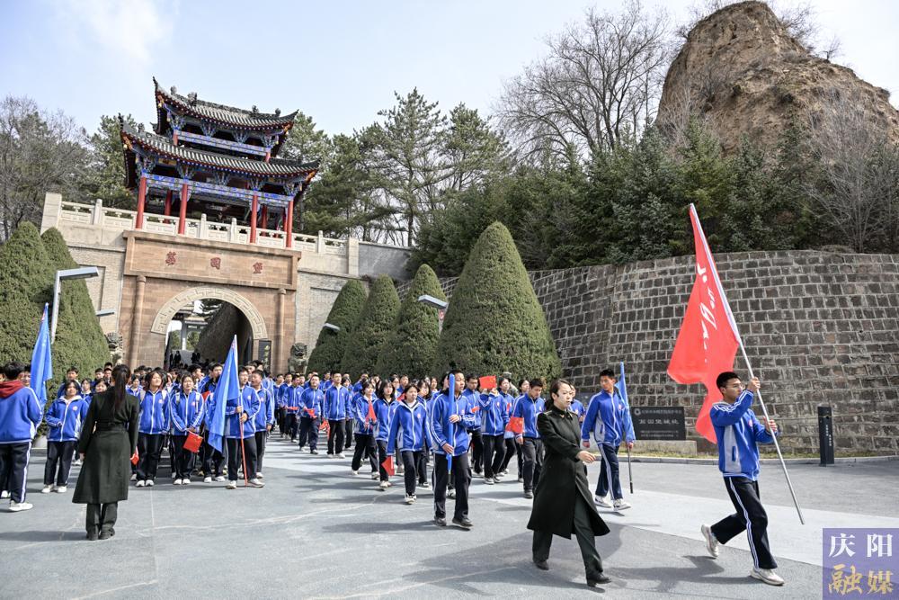 【攝影報(bào)道】慶陽(yáng)第六中學(xué)開展“緬懷革命先烈 厚植家國(guó)情懷”思政教育實(shí)踐活動(dòng)